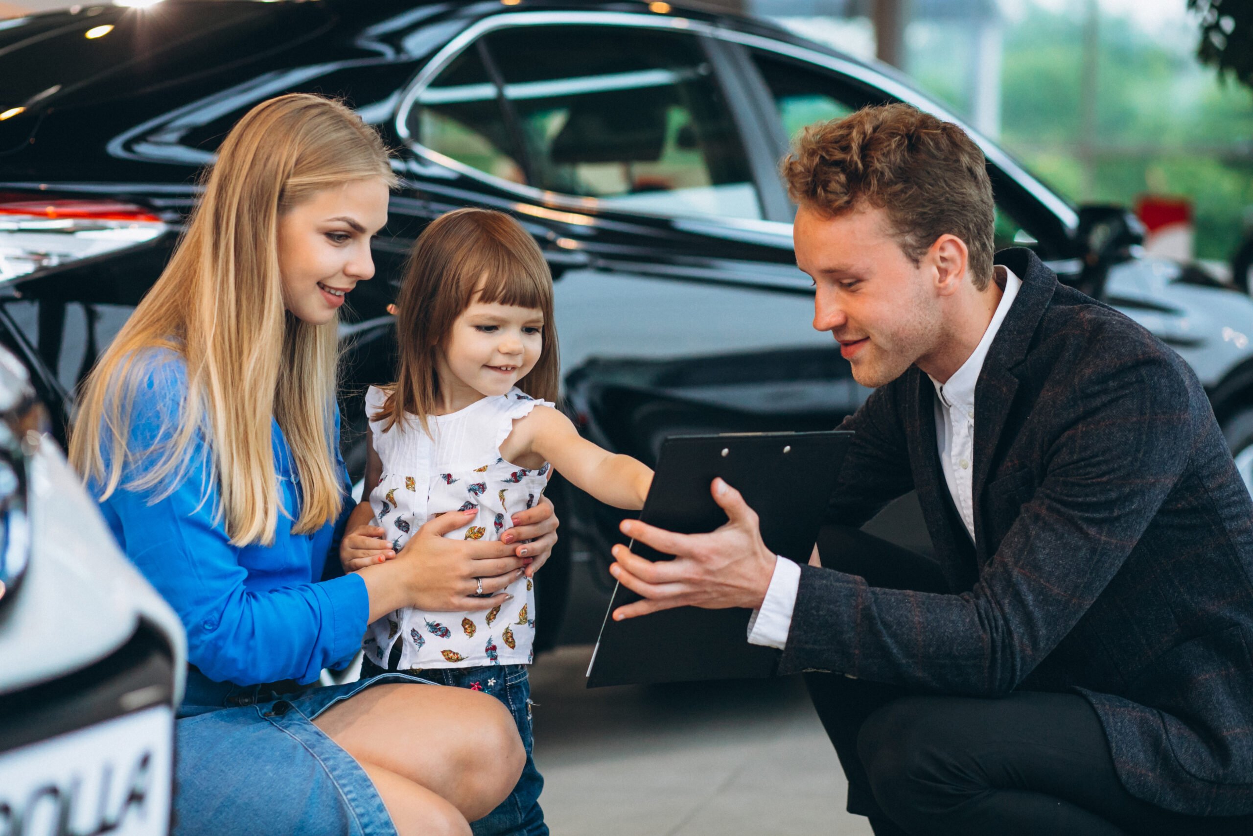 Auto insurance agent assisting a customer in Texas with personalized service